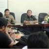 Sekwan saat memberikan keterangan kepada sejumlah wartawan.